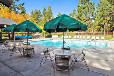 Image de La crête Sunriver - Condo # 13 - Accès fourni au Sha R. C. Aquatics Park. Seuls les condos de la porte à côté de S. H. A. R. C. Deux minutes à pied S. H. A. R. C. Facilité. Piscine privée Hoa et bain à remous toute l'année aussi! Comprend 4 vélos.