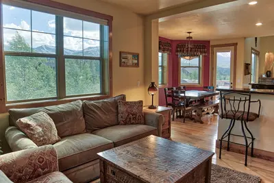 Image de Vues magnifiques et Perfect Location: 4bd beauté avec bain à remous privé et table de billard!