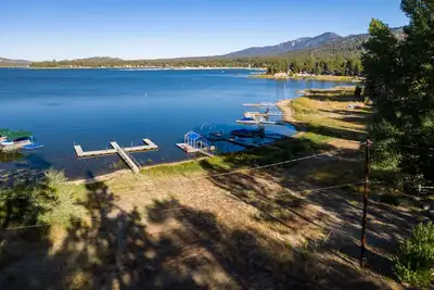 Image de Lupin Cabin Cozy 2 Br Lakeside Resort Cottage / Bbq