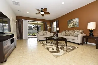 Image de Resort de luxe Windsor à Westside! Belle maison spacieuse à seulement 10 minutes de Disney!