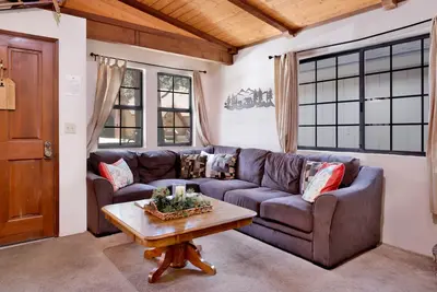 Image de ~ Cabine Brown Bears ~ Maison meublée dans le bas de la péninsule lunaire ~ Très bien situé dans le centre-ville ~ Les indispensables inclus ~