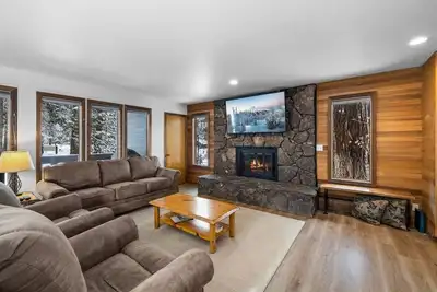 Image de The Ridge at Sunriver - Condo # 11 - Accès fourni à S. H. A. R. C. Parc aquatique. Seuls les condos à côté de S. H. A. R. C. Deux minutes à pied de S. H. A. R. C. Établissement. Piscine privée Hoa et bain à remous toute l'année aussi! Comprend 4 vélos.