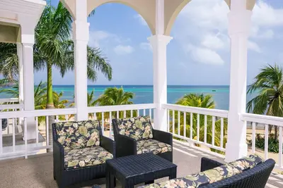 Image de Luxe en bord de mer avec piscine privée sur le toit dans une communauté privée