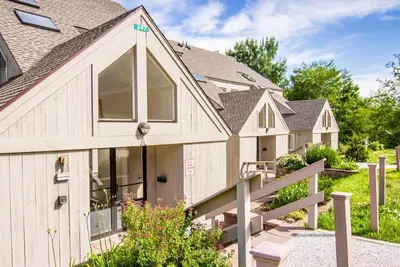 Image de Whiffletree I2 Hop dans le bus à la loge de base. Le parc de tubes est à côté pour une fin d'après-midi de plaisir en famille.