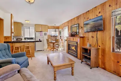 Image de * Centre-Ville Pub-Crawl Chalet ~ Jacuzzi ~ Les indispensables ~