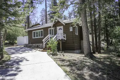 Image de Grizzly Bear - Hot Tub et WiFi! Marchez jusqu'à Bear Mountain Resort! 2 heures gratuites de location de vélo / kayak!