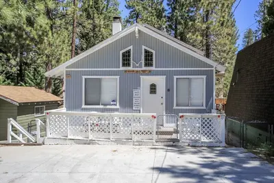 Image de Bear Mountain Retreat - Marchez jusqu'à la navette de ski! WiFi, table de poker! 2 heures gratuites de location de vélo / kayak!