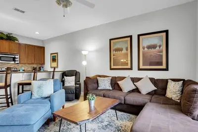 Image de À quelques minutes de Disney, installations de villégiature gratuites, piscine à débordement privée, laveuse et sécheuse