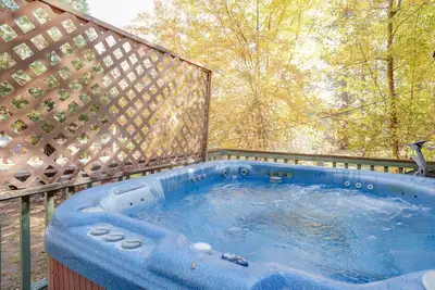 Image de * Chalet Central Walk To Lake Two Story ~ Jacuzzi ~ Barbecue