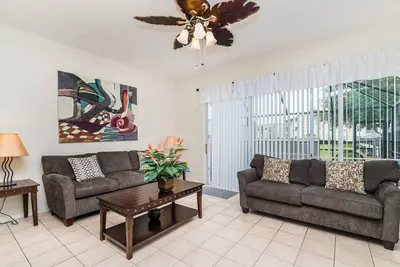 Image de Superbe maison de ville, à 5 minutes de Disney, piscine privée, installations du complexe gratuites