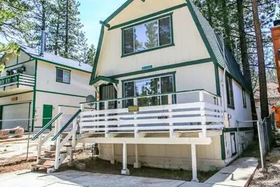 Image de Bear 'n Tree - Marchez vers le lac! 2 heures gratuites de location de vélo / kayak!