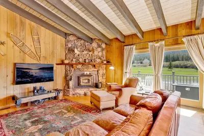 Image de * Ours Mtn 4e Trou Galf / Chalet De Ski ~ Cour clôturée ~