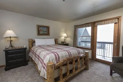 Chambre de style hôtel de luxe avec une terrasse privée donnant sur une pente