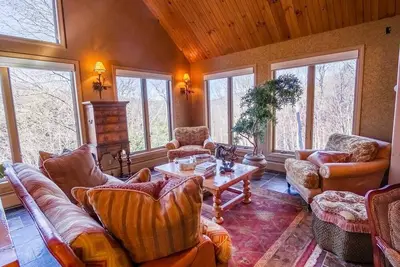 Image de Jungle Book est la maison idéale à louer pour votre expérience de Coupe du Monde. Détendez-vous dans cette maison design et invitez tout le monde à préparer un repas gastronomique dans la merveilleuse cuisine.