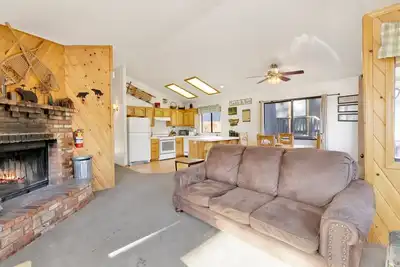 Image de * Cabine De Journal Centrale ~ Jacuzzi ~ À pied du lac / de la ville ~