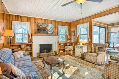 Image de Hendersonville Cabin w / Deck - Près de Asheville!