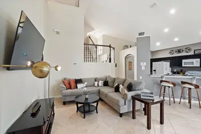 Image de 5 minutes de Disney, piscine privée, salle de jeux, équipements de villégiature gratuits, a tout!