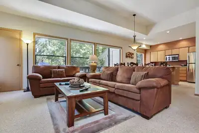 Image de La crête Sunriver - Condo # 42 - Accès fourni au Sha R. C. Aquatics Park. Seuls les condos de la porte à côté de S. H. A. R. C. Deux minutes à pied S. H. A. R. C. Établissement. Piscine privée Hoa et bain à remous toute l'année aussi! Comprend 4 vélos.