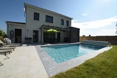 Image de Villa avec piscine/jacuzzi privatifs au sein d'une résidence avec tennis