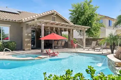 Image de Luxury Home piscine / spa, putting green, table de billard, système de brumisation