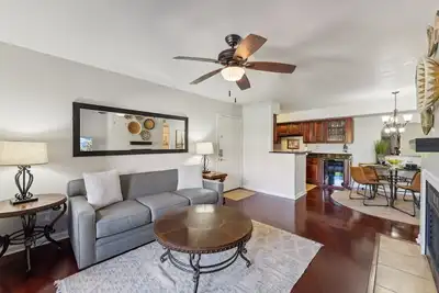 Image de Touche Traditionnelle Moderne Condo 1 Br / Piscine Com / Jacuzzi / Scottsdale
