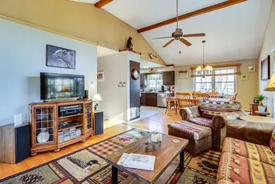 Image de Poconos Home w / Billiards-2 Blocs to Lake Harmony!