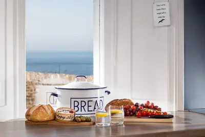 Image de Le cottage Rowena est une propriété de vacances unique en son genre, dotée de son propre phare et de vues panoramiques. Jetez un oeil à cette maison unique ici.