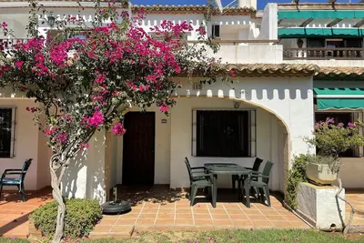 Image de Magnifique maison, 2 chambres, beaux jardins, piscine, 5 min à pied de la plage