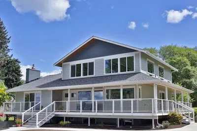 Image de Nouvelle maison! Marchez jusqu'à Langley. 2 suites de maître; 2 chambres à coucher au rez-de-chaussée et bains