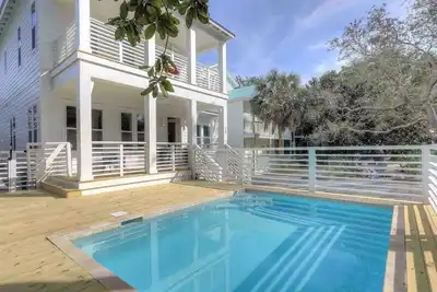 Image de Maison de plage privée avec piscine privée et vue imprenable! Amélioré tout au long! Comprend 4 vélos!