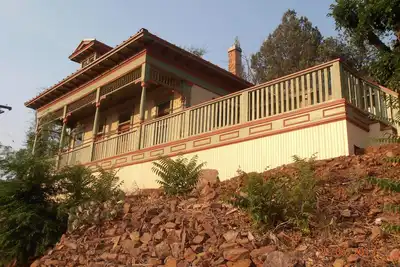 Image de John Riordan Maison. Built 1898. Vacant, enterré depuis 60 ans, restaurée 2012