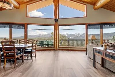 Image de Cabine Cliffhanger: Vues Incroyables, Magnifique maison! 6 chambres / 4 salles de bain, spa