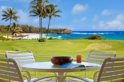 Image de Poipu Sands at Poipu Kai # 511 vue sur l'océan et à quelques pas de la plage Shipwreck!