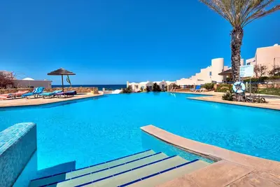 Image de Villa de plage de luxe avec piscine et vue sur la mer. Port et plage à proximité.