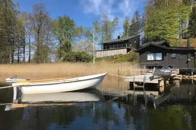 Image de maison design avec quai privé au lac