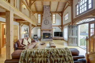 Image de Maison de luxe exclusive en ville est près de tout ce que Princeton a à offrir