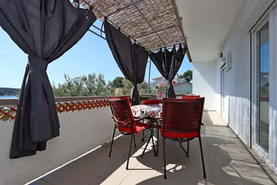 Image de Appartement de deux chambres avec la terrasse et la vue sur le mer Barbat, Rab (A-14247-a)