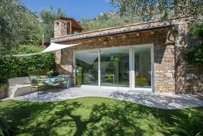 Image de Limone - Petite maison entourée de verdure avec vue sur le lac