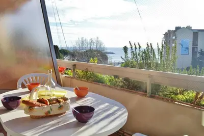 Image de Le Lavandou : T2 avec 4 couchages, terrasse, parking en option, animaux admis