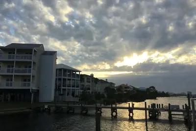 Image de Belle 2 chambres et 2 salles de bain directement sur la baie! Feuillet de bateau inclus! 6 couchages!