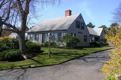 Image de Très bien situé permet une promenade facile au terrain de balle, terrain de jeu ou la boulangerie Chatham pour votre café du matin de la location de 3 chambres dans un quartier calme et familial.
