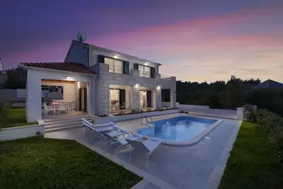 Image de Villa familiale Makarac avec piscine privée à Milna