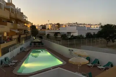 Image de Appartement avec deux chambres, terrasse, piscine communautaire et proche de la plage