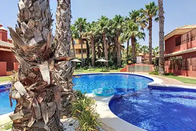Image de Bungalow à côté de la piscine, wifi gratuit, terrasse, patio, véranda.