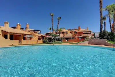 Image de Bungalow au bord de la piscine, plein sud avec terrasse sur le toit