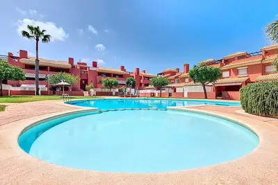 Image de Penthouse. Internet gratuit, terrasse, piscine communautaire.