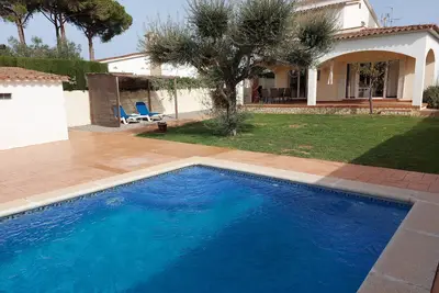 Magnifique Villa avec piscine privée sur grand terrain wifi gratuit illimité