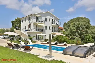 Image de Villa de luxe avec piscine privée chauffée et vue sur la mer