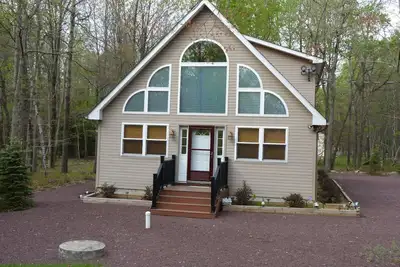 Image de Le Chalet Pocono Peut Accueillir 10 PRÈS De La Grand Boulder-Pocono Raceway Et De Tous Les Objets Pocono