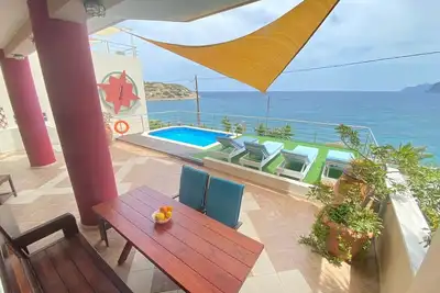 Image de Pyxida - Spacieux appartement de deux chambres en front de mer avec piscine privée.
